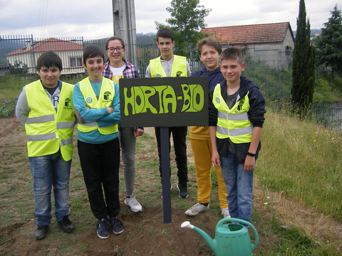 Alguns alunos que, mais regularmente, participaram na horta. A placa identificativa da horta também foi elaborada em articulação com a disciplina de EVT.
